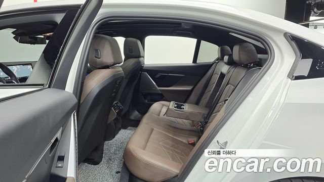 BMW 5 Series (G60) 520i Special Edition 2025 — фото 12