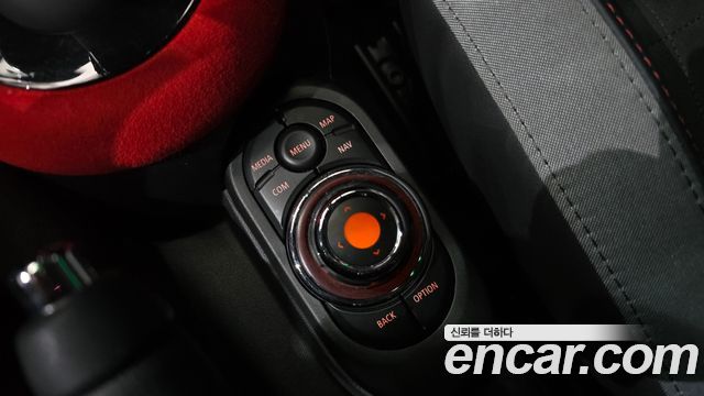MINI Cooper S Convertible JCW 3rd 2020 — фото 22