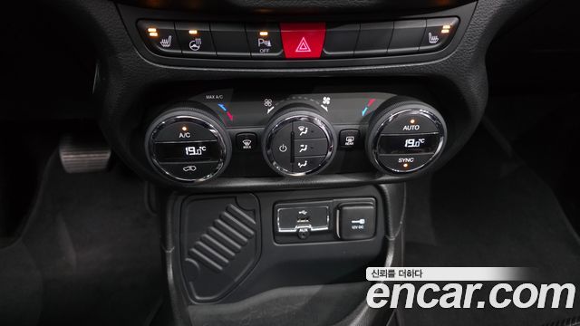 Jeep Renegade 2.4 Longitude High 2017 — фото 15
