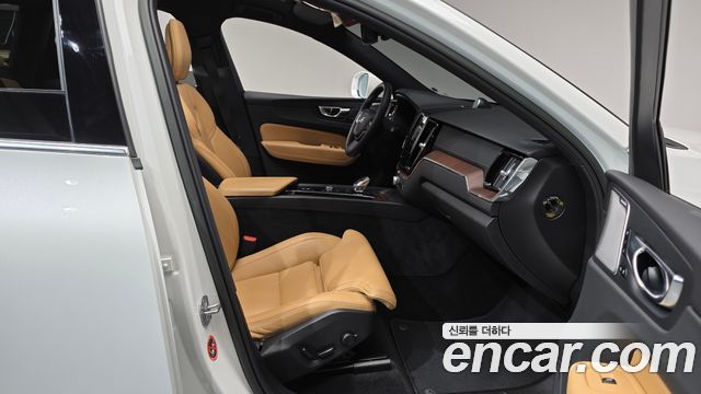 Volvo XC60 (II) B5 Ultimate Bright 2023 — фото 11