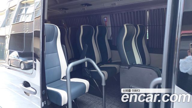 Hyundai Solati 15-seater Luxury 2023 — фото 11