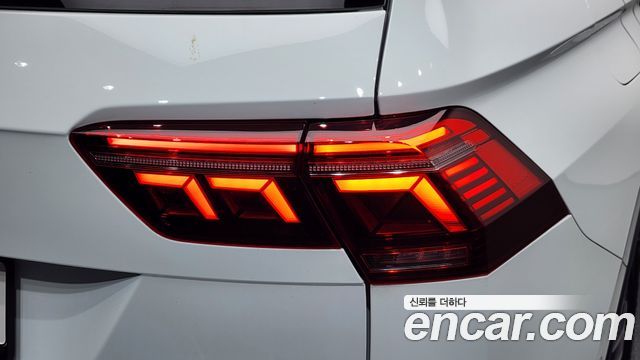 Volkswagen Tiguan Allspace 2.0 TSI Prestige 2024 — фото 23