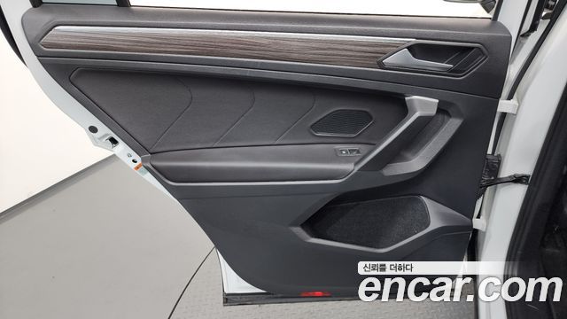 Volkswagen Tiguan Allspace 2.0 TSI Prestige 2024 — фото 25