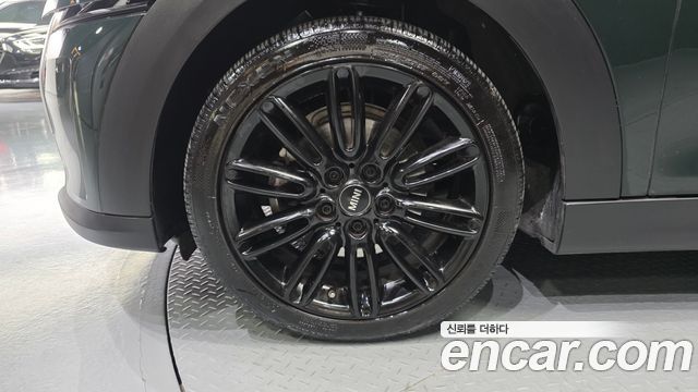 MINI Cooper 5Door Resolute Edition 3rd Gen 2023 — фото 5