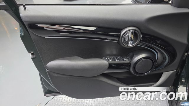 MINI Cooper 5Door Resolute Edition 3rd Gen 2023 — фото 24