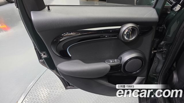 MINI Cooper 5Door Resolute Edition 3rd Gen 2023 — фото 25