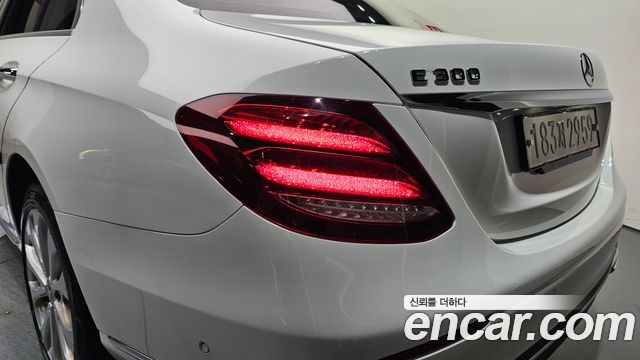 Mercedes-Benz E-Class (W213) E300 4MATIC Exclusive 2020 — фото 23