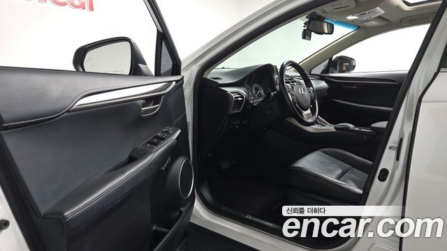 Lexus NX300h Executive 2017 — фото 10