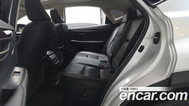Lexus NX300h Executive 2017 — фото 12