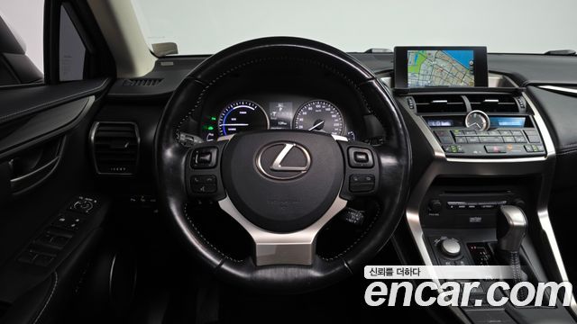 Lexus NX300h Executive 2017 — фото 13