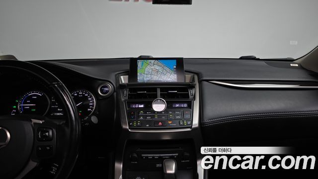 Lexus NX300h Executive 2017 — фото 14