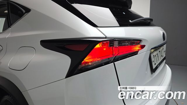 Lexus NX300h Executive 2017 — фото 23
