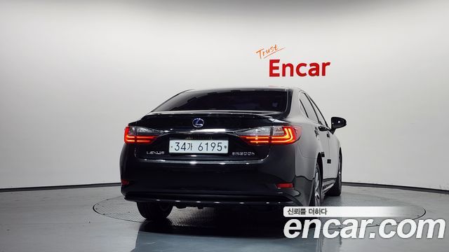 Lexus ES300h Supreme XV60 2017 — фото 4