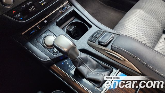 Lexus ES300h Supreme XV60 2017 — фото 9