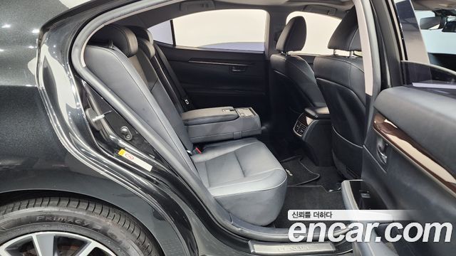 Lexus ES300h Supreme XV60 2017 — фото 15