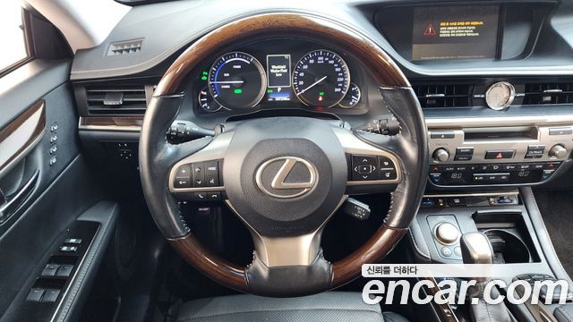 Lexus ES300h Supreme XV60 2017 — фото 17