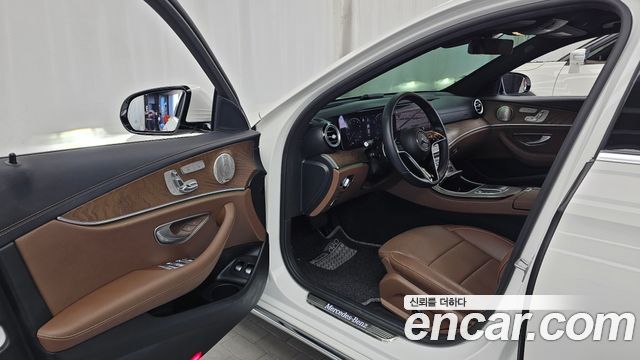 Mercedes-Benz E-Class (W213) E300e 4MATIC Exclusive 2021 — фото 10