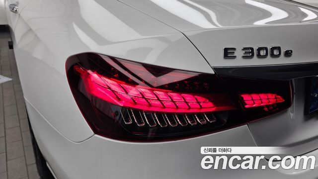 Mercedes-Benz E-Class (W213) E300e 4MATIC Exclusive 2021 — фото 23