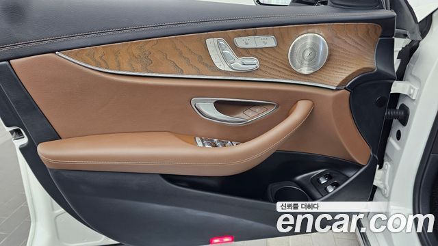 Mercedes-Benz E-Class (W213) E300e 4MATIC Exclusive 2021 — фото 24
