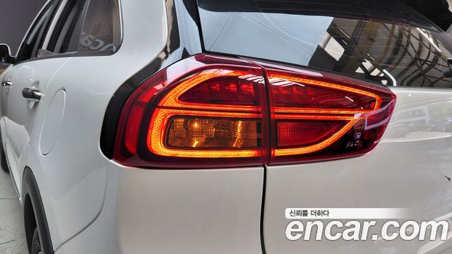 Kia Niro 1.6 HEV Prestige 2022 — фото 23