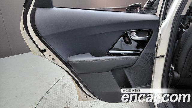 Kia Niro 1.6 HEV Prestige 2022 — фото 25
