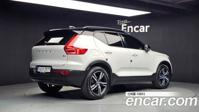 Volvo XC40 B4 R-Design 2021 — фото 2