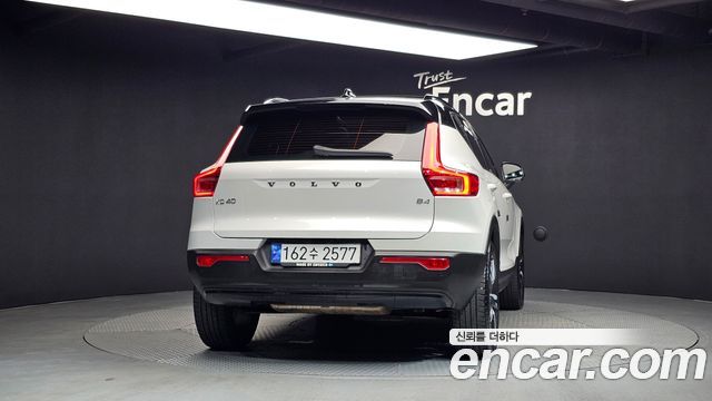 Volvo XC40 B4 R-Design 2021 — фото 4