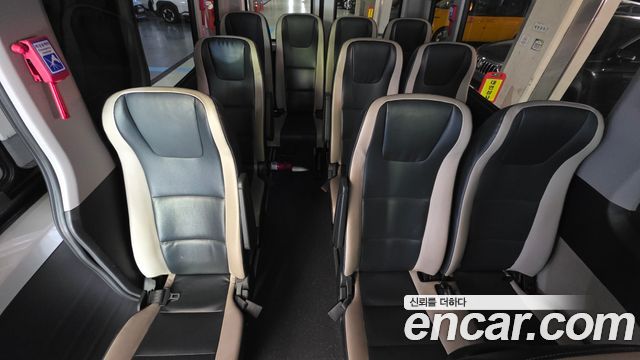 Hyundai Solati 15-seater Luxury 2023 — фото 19