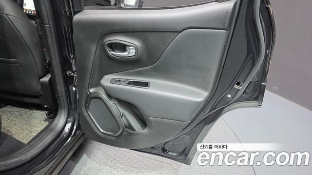 Jeep Renegade 2.4 Limited 2020 — фото 25