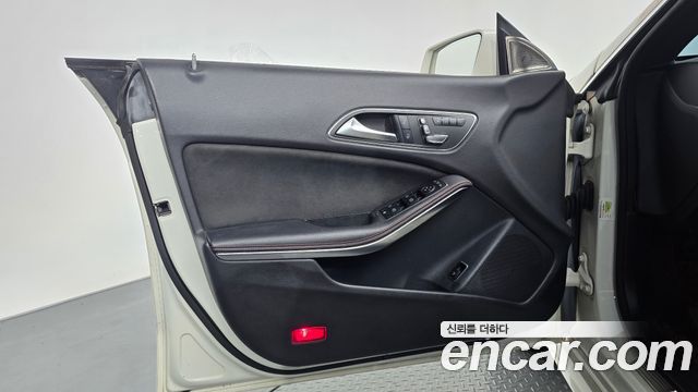 Mercedes-Benz CLA-Class (C117) CLA220 AMG Line 2018 — фото 24