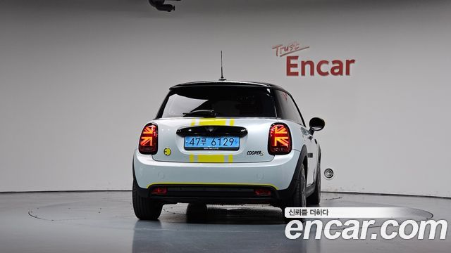 MINI Cooper Electric SE Electric 3rd 2022 — фото 4