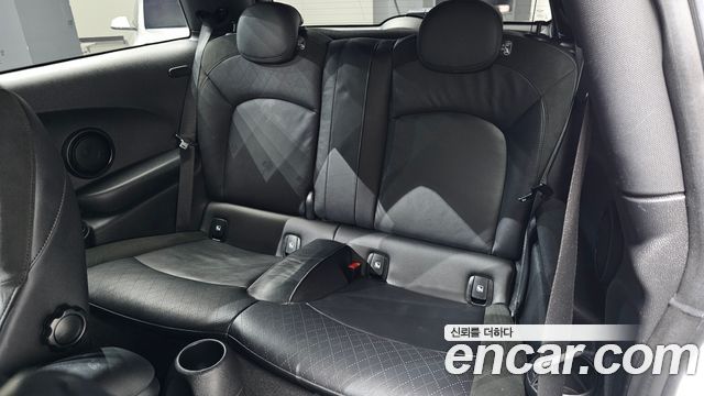 MINI Cooper Electric SE Electric 3rd 2022 — фото 12