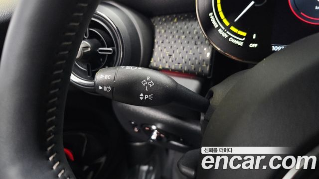MINI Cooper Electric SE Electric 3rd 2022 — фото 17