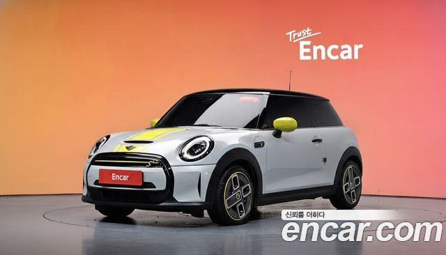 MINI Cooper Electric SE Electric 3rd 2022 — фото 1