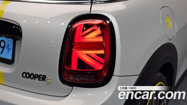 MINI Cooper Electric SE Electric 3rd 2022 — фото 23