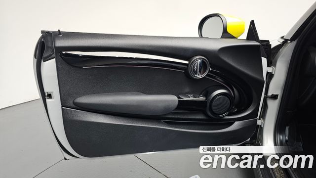 MINI Cooper Electric SE Electric 3rd 2022 — фото 24