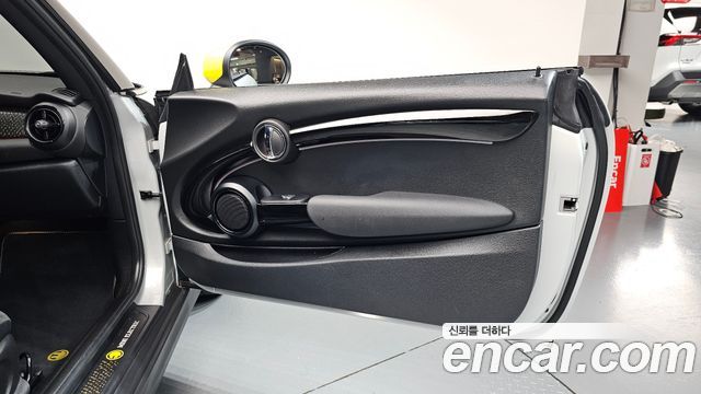 MINI Cooper Electric SE Electric 3rd 2022 — фото 25