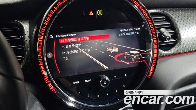 MINI Cooper Electric SE Electric 3rd 2022 — фото 27
