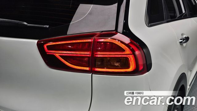 Kia Niro 1.6 HEV Prestige 2020 — фото 23