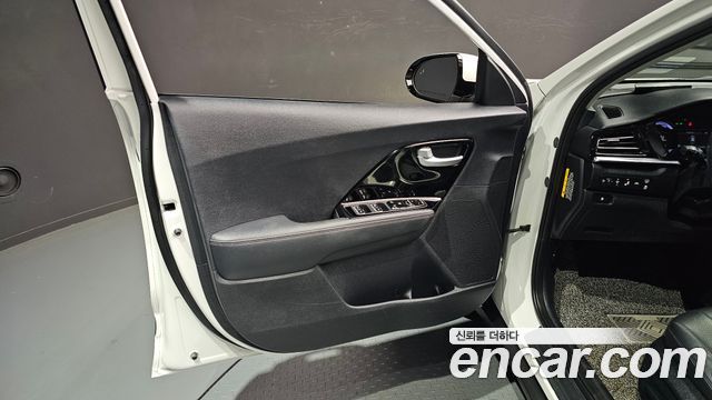 Kia Niro 1.6 HEV Prestige 2020 — фото 24