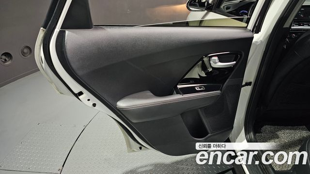 Kia Niro 1.6 HEV Prestige 2020 — фото 25