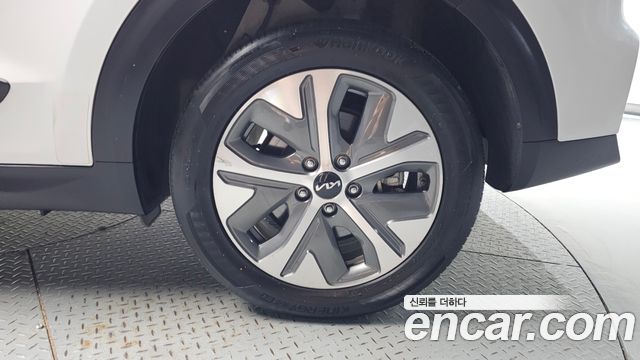 Kia Niro Plus Air 2023 — фото 5
