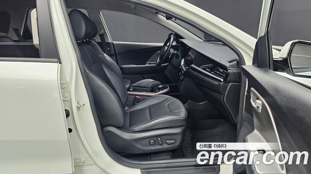 Kia Niro Plus Air 2023 — фото 11