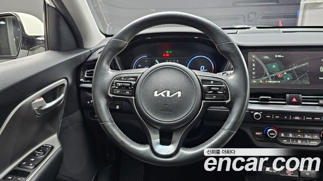 Kia Niro Plus Air 2023 — фото 13