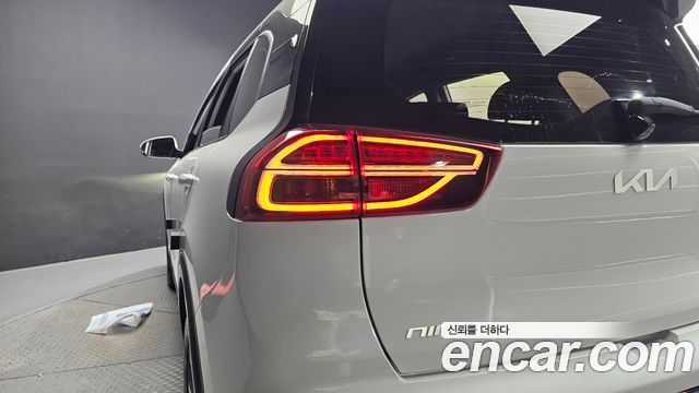 Kia Niro Plus Air 2023 — фото 23