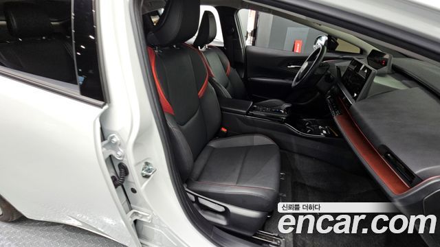 Toyota Prius (V) 2.0 PHEV XSE 2024 — фото 26