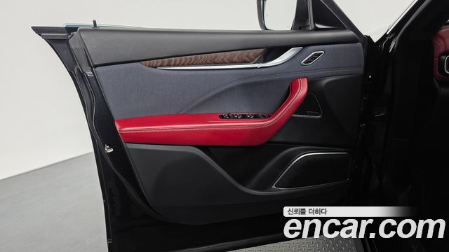 Maserati Levante 3.0 AWD GranLusso 2020 — фото 24