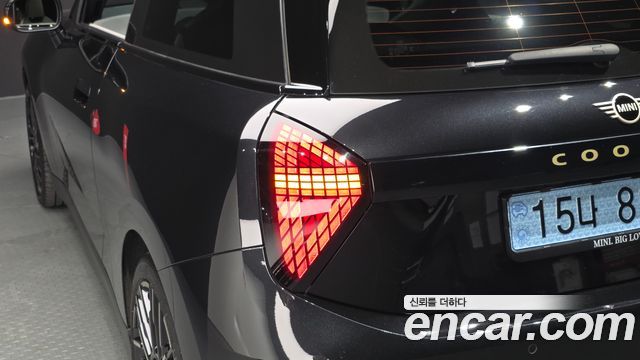 MINI Cooper Electric (IV) SE Favoured 2024 — фото 23