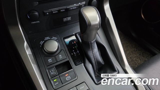 Lexus NX300h Executive 2016 — фото 9
