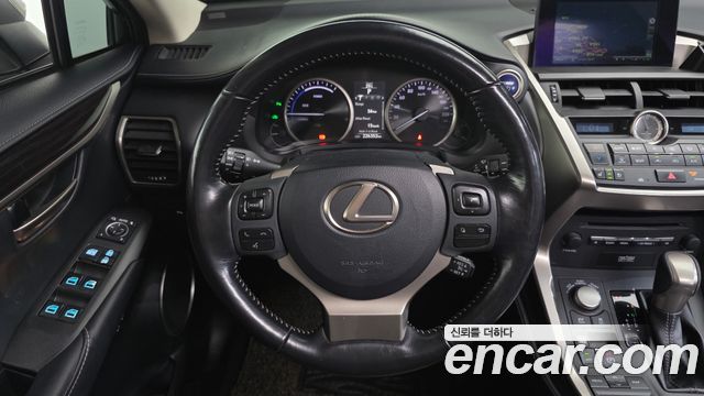 Lexus NX300h Executive 2016 — фото 13